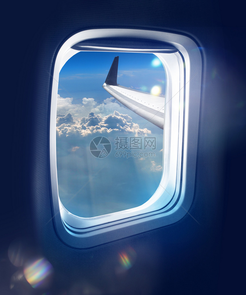 客机内部的空中旅行新黎明从蓝天高空喷气式飞机窗外的亮光照射载体图片
