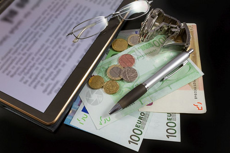 平板电脑欧元账单硬币笔眼镜和黑人背景观察商业和办公室概念复制投资财富图片