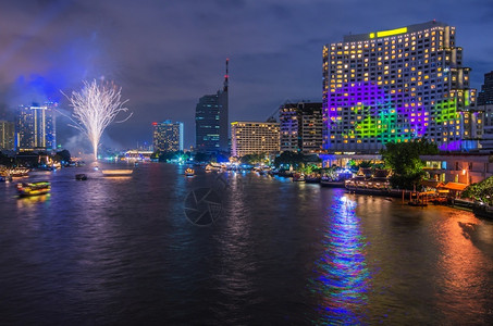 地标风景优美大都会曼谷市风景与烟花曼谷市风景在黄昏时的现代建筑图片