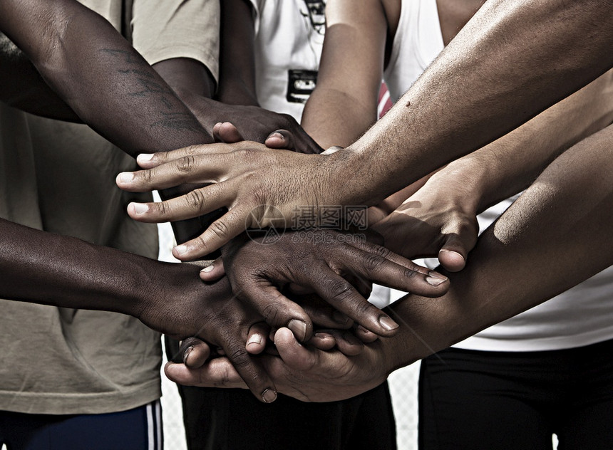 美国人团队与混杂种族人和手牵的群近距离切合肖像友谊图片
