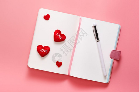 情人节概念以粉红背景的心形每日爱丝带信封卡片图片