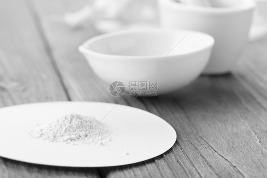 木制桌上的迫击粉和白健康厨具美丽图片