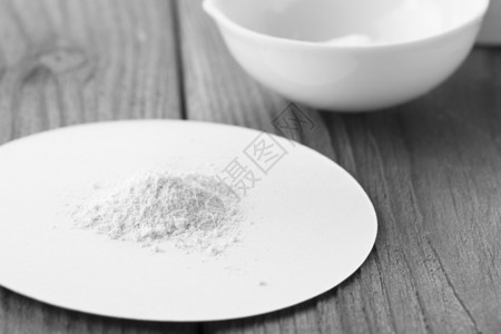 调味品木制桌上的迫击粉和白杵厨具图片