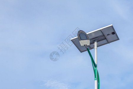 蓝色路灯晴天街道太阳能和天空运行的电极可再生设计图片