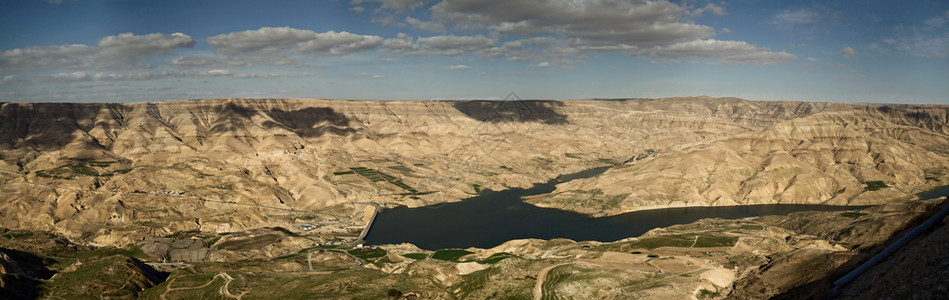 中间风景东部约旦WadiMujib水库的复合高分辨率综总图高速公路图片