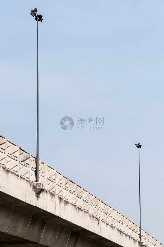 表示电灯杆位于快道桥水泥围栏上b电灯杆高速公路支柱图片