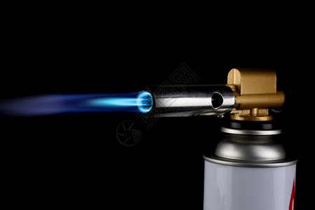 黑色背景的蓝火焰点炉燃烧器煤气喷火炬工具烹饪高清图片