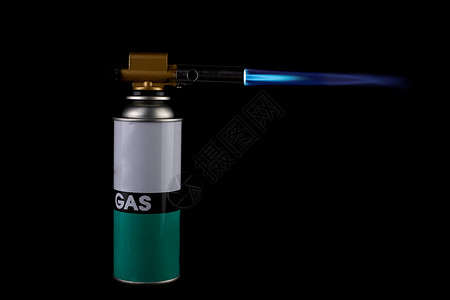 黑色背景的蓝火焰点炉燃烧器煤气喷火炬金属修理白色的高清图片