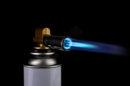 黑色背景的蓝火焰点炉燃烧器煤气喷火炬丁烷刻录机排气图片