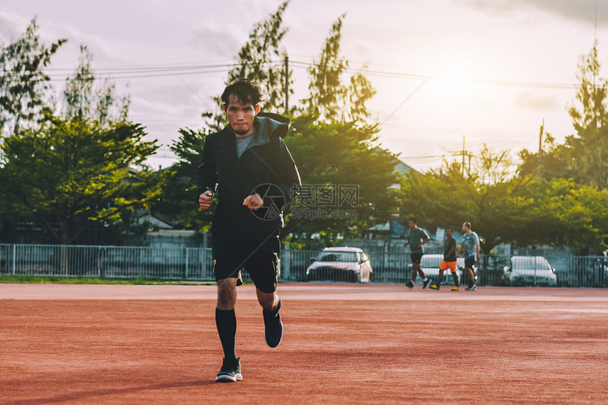 训练天空慢跑者步男子在夜晚阳光下慢跑或奔图片
