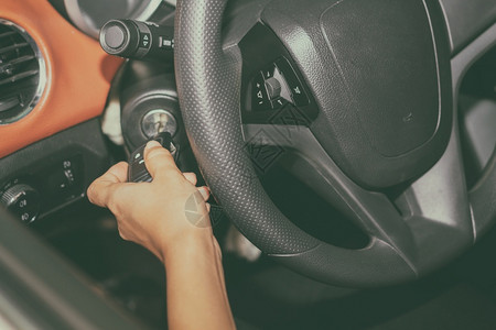速度可选择的女人手握着启动汽车的钥匙选择关注在手人们图片