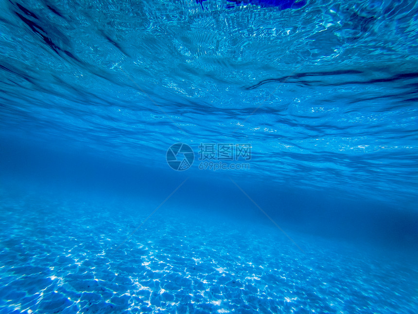 蓝色大洋水下背景自然明亮的海底图片