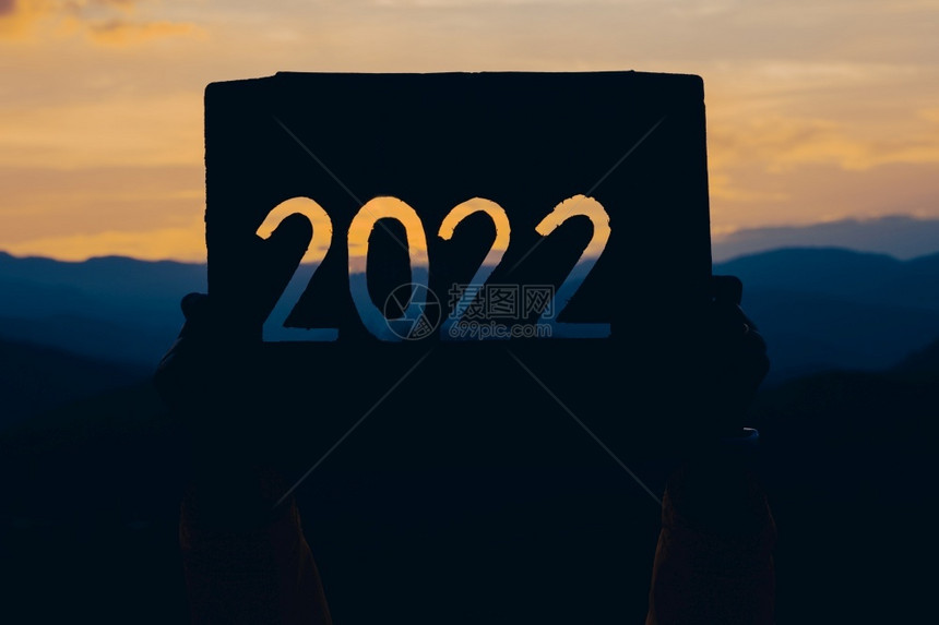 新年20在山背景下手持纸板设计新年20环光灯设计日落新年快乐概念生态自然礼物图片