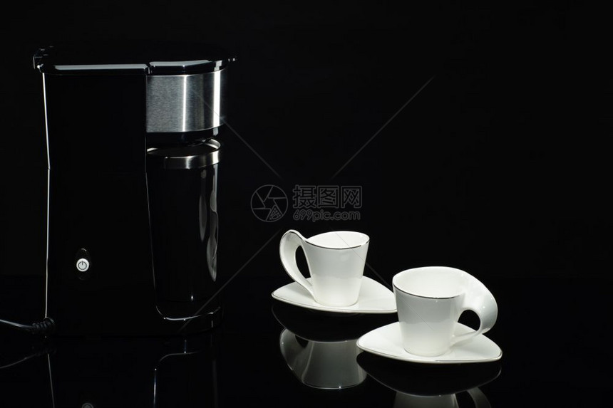 喷射Espresso咖啡机黑色镜面背景上喷汽气机黑色镜面背景上复制空间Espresso咖啡机家电气图片