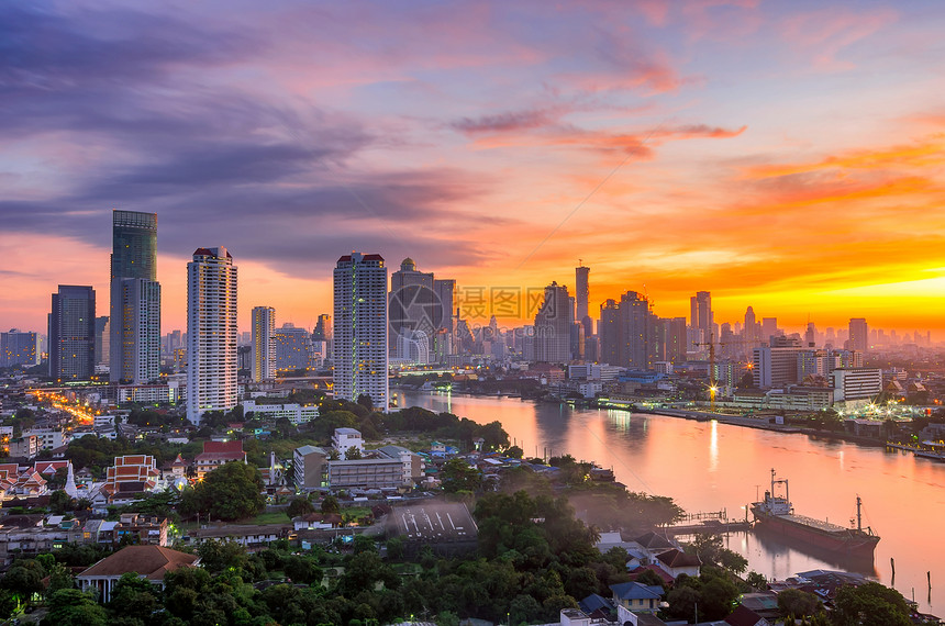 居民景观市中心曼谷以及泰国首都的河流旅馆和居住区日出美丽曼谷市是的日出图片