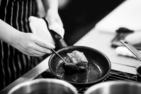 开胃菜男餐厅厨师准备食物在房做饭主在工作黑白图片