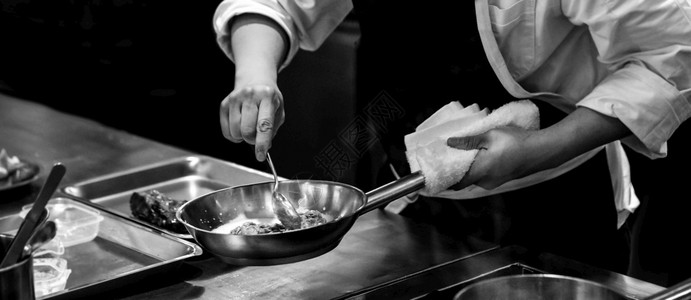 开胃菜厨师准备食物在房做饭主在工作黑白平底锅肉图片