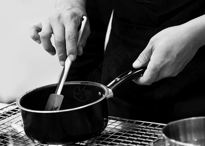 美好的黑色酱厨师准备食物在房做饭主在工作黑白图片