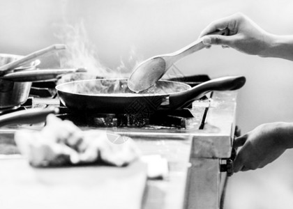 刀精加工炙烤厨师准备食物在房做饭主在工作黑白图片