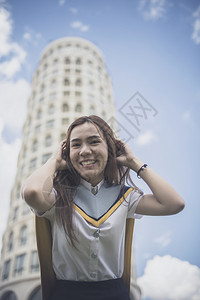 亚洲人穿着大学校服的年轻女高兴又快乐的年青女呈现街头时尚风格年轻的花图片
