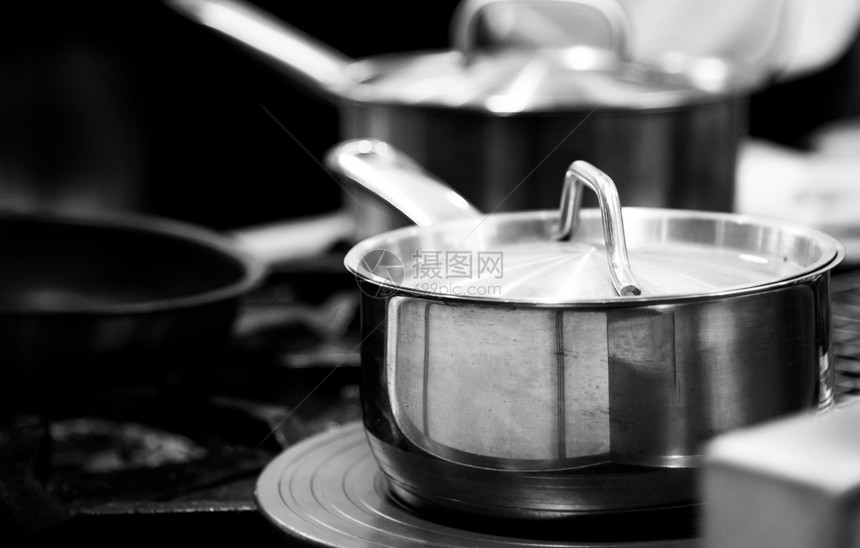 一种汤餐饮厨师在房做饭主在工作黑白背景图片