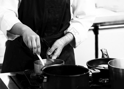 餐厅晚可口厨师在房做饭主在工作黑白背景图片