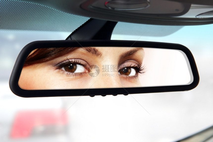旅行女人坐在司机的座位上后视镜里看内省蓝牙图片