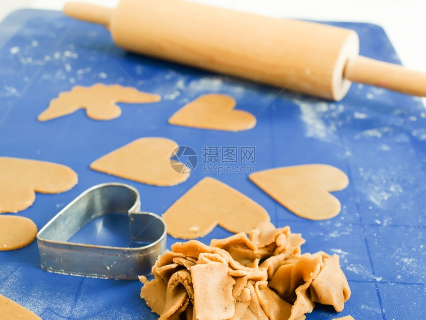 蓝的无棒子硅胶垫上的姜饼烘烤贝图姆自制糕点图片