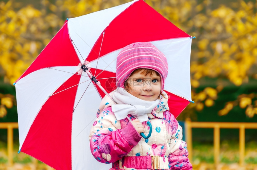带着伞的小女孩肖像快乐白色图片