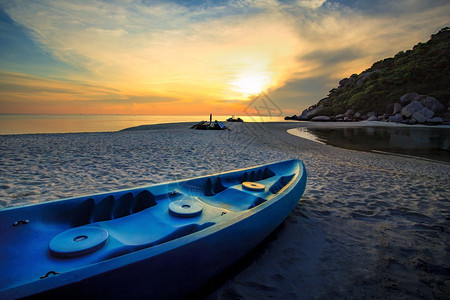 素叻他尼海岸线美丽的太阳升起天空岛海滨有独木舟风景图片