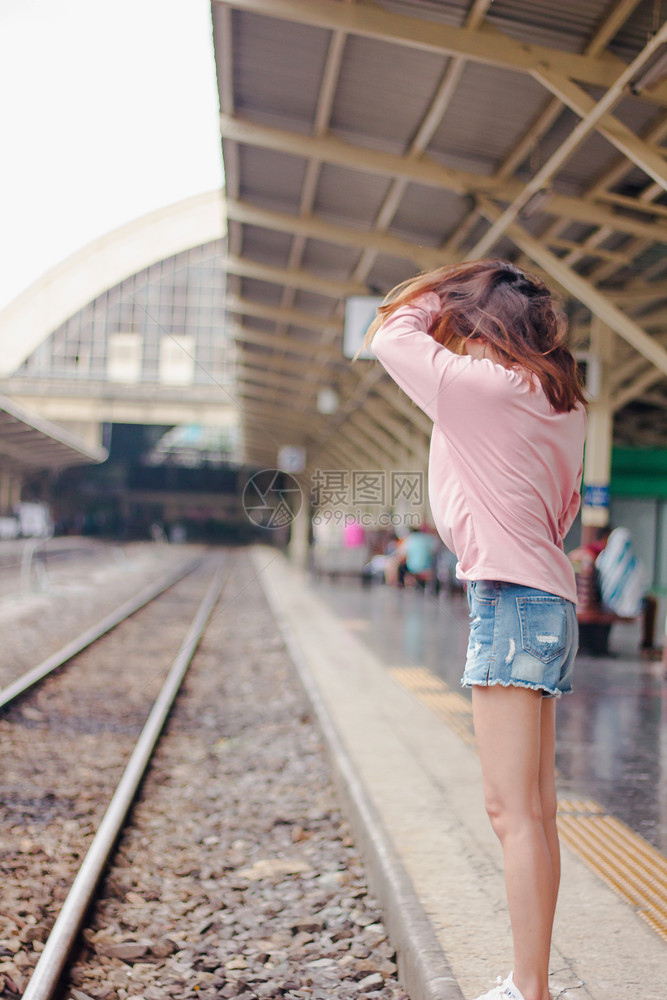 车站游客在铁轨上抓着头发的女人图片