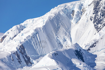 冰山寒冷的在南极洲蓝天空下覆盖着冰雪的山峰面积之广尤其图片