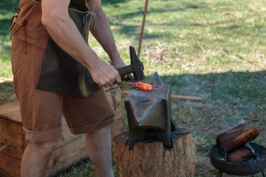 配有锤子和安维尔的铁匠工作白生热的业老图片