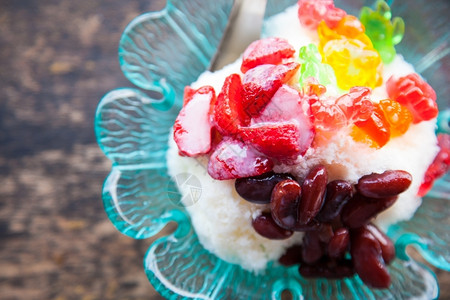 冰淇淋杯放在桌子上有很多种水果用冰淇淋吃过新鲜的小舀图片