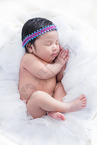 新生儿30天大婴女睡在白床上轻松快乐微笑月感觉不错图片