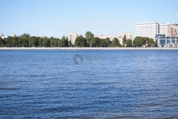 旅行户外河堤对面的风景沿河堤防堵在对面城市的图片