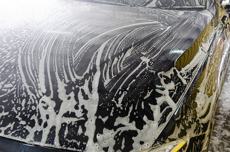 黑色海绵透明车库用泡肥皂洗车黑色的背景