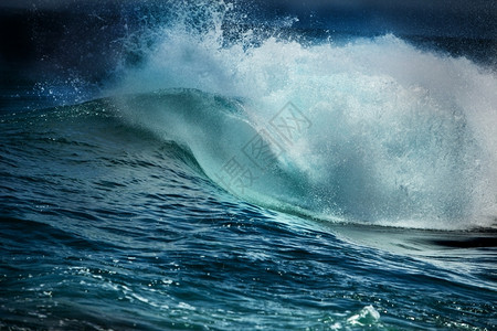 海洋波浪溅水休息图片