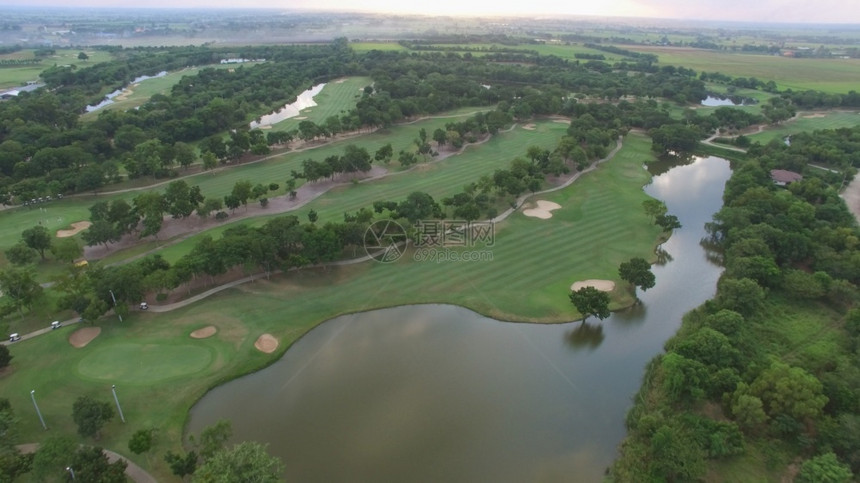 掩体高尔夫球道树线的空中视图棕榈景观图片