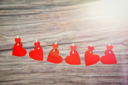 皮带乡村爱的概念在木背景上挂红心的吊用于情人节母亲日妇女浪漫设计复制文本版空间爱概念的情人日罗马设计空间的红挂心老背景图片