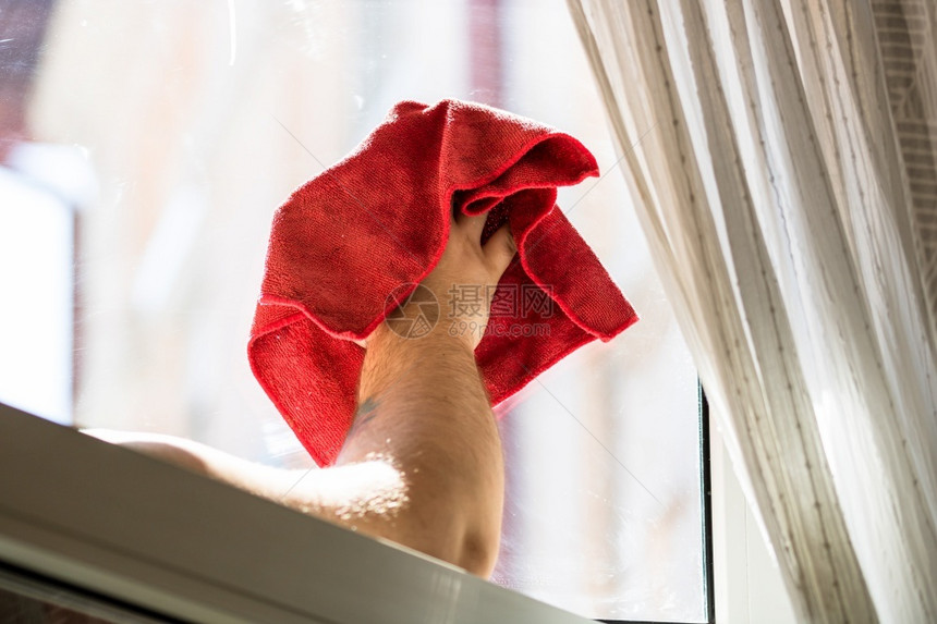 擦拭利用红色微软地毯清洁服务概念家和管理概念用红式微型地毯清洗窗户春天手图片