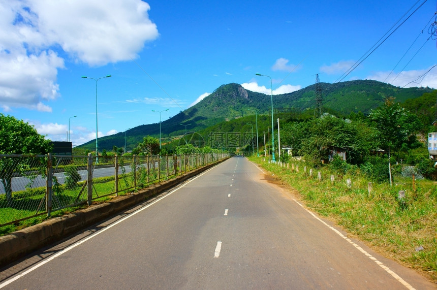 或者蓝色的越南公路横沙丘丛林农村或山丘旅行路线发现Vetianam蓝天下农村地貌白天亚洲人图片