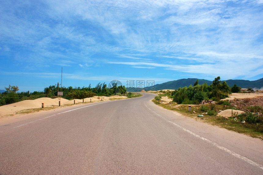 运输景观越南公路横沙丘丛林农村或山丘旅行路线发现Vetianam蓝天下农村地貌白天交通图片