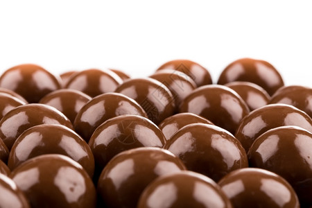 多种巧克力球糖果成分在白色背景上隔开与白色背景隔绝可口紧缩玉米图片