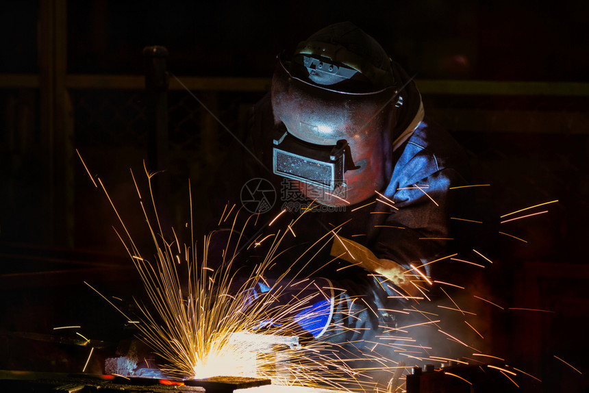 汽车作坊工业人在厂中焊接金属激光图片