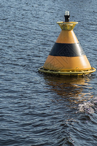 漂浮锥形波纹河在海面上浮标一个显示航行边界重建背景