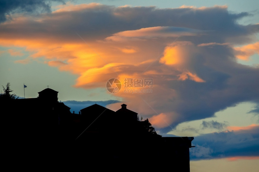 流星云景田园诗般的希腊之夜在MeteoraSilhouette摇滚修道院的岩石和惊人的岩造修道院和神奇的云图片