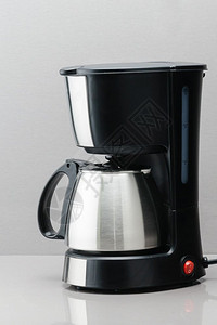 罗布斯塔浓咖啡种子灰镜背景带不锈钢咖啡壶的电动机灰镜背景带壶的咖啡机图片