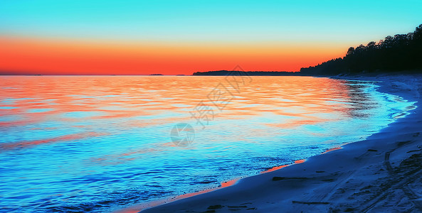 湖的沙岸水面表反映了无云夜空的橙色颜在奥尼加湖的夜景观在阿涅加湖北森林充满活力背景图片
