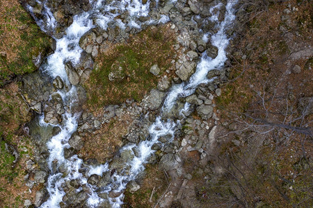 新鲜的环境从无人驾驶飞机的顶端观视着两起山河快速流具有石头自然背景流动的背景图片
